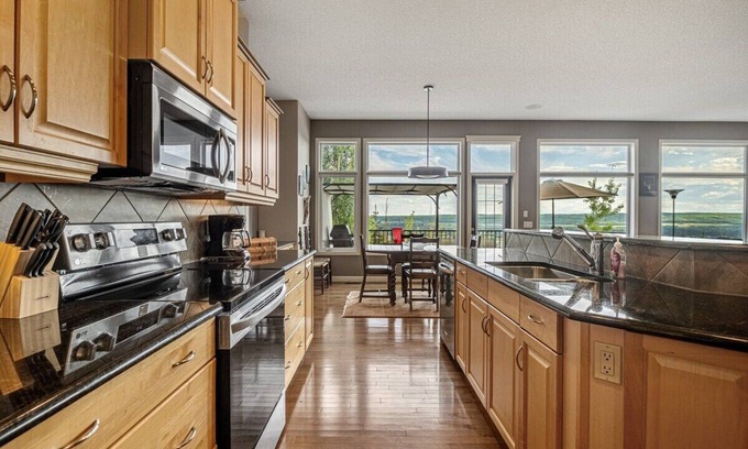 Springbank Hill House | Springbluff Serenity with Panoramic Views