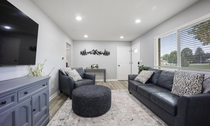 Rustic Hills House | Springs Basecamp Near Airport, Zoo & Iconic Sights