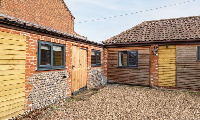 Swafield Cottage | SQUIRREL LODGE, pet friendly, with a garden in North Walsham