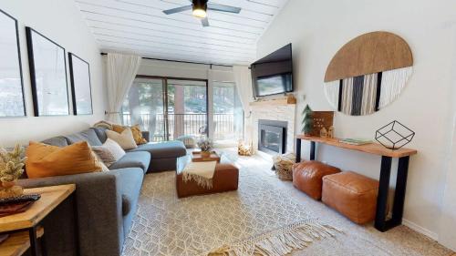 Mammoth Lakes House | St Anton Getaway Shared BBQ Pool & Hot Tub