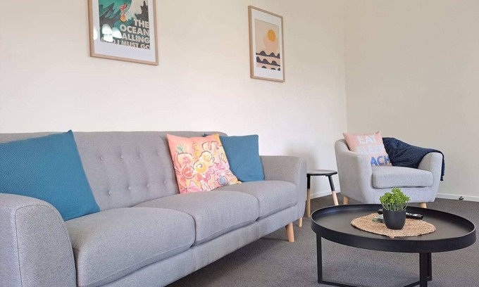 St. Clair Apartment | St Clair Stay – Walk to the Surf - 1 bedroom