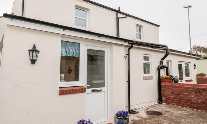 Berwick-upon-Tweed Cottage | ST CUTHBERT'S COTTAGE, family friendly, with a garden in Beal