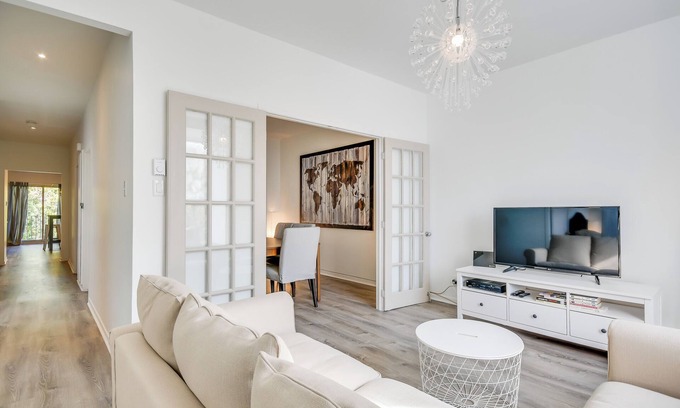 Plateau Mont Royal Apartment | St Denis's Classic - Near Mont Royal Metro Station