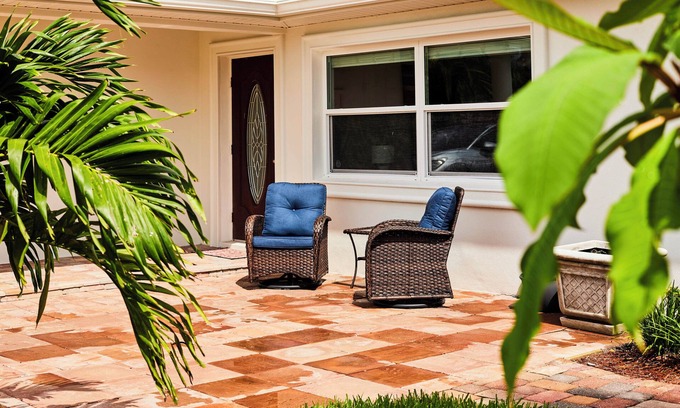 St. Pete Beach House | St. Pete Beach 1 blk l 3 King beds l Sleeps 12