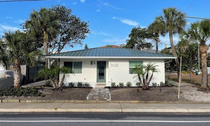 Don Cesar Cottage | St Pete Beach House Rental - Castaway Casita