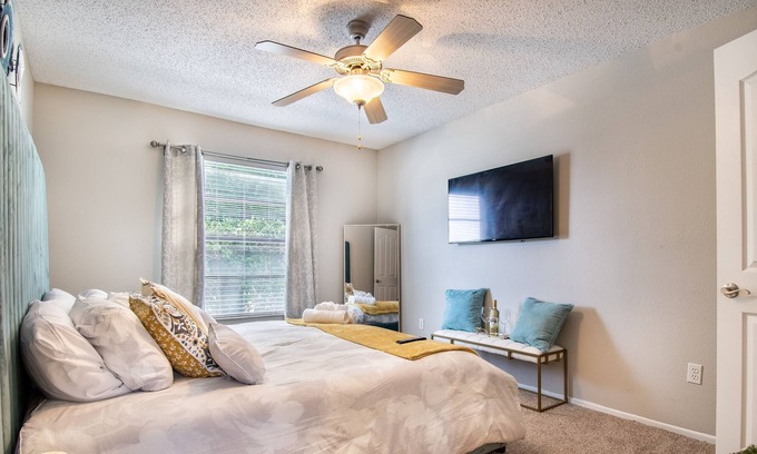 Gandy Apartment | St. Pete’s Favorite 2Bd 2Ba w/ Patio & Parking