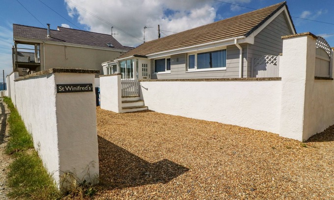 Rhosneigr Cottage | ST WINIFREDS, pet friendly, with a garden in Rhosneigr