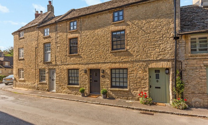 Northleach Cottage | STABLE COTTAGE, pet friendly in Northleach
