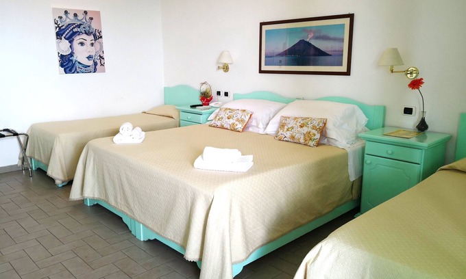 San Vincenzo Hotel | Standard Quadruple Room a few steps from the sea
