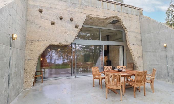 Holworth Cottage | STANDBY GENERATOR BUNKER, pet friendly, with open fire in Weymouth