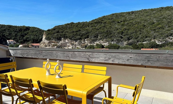 Bonifacio Apartment | STANDING APARTMENT TERRACES - A/C - PARKING - GREAT LOCATION