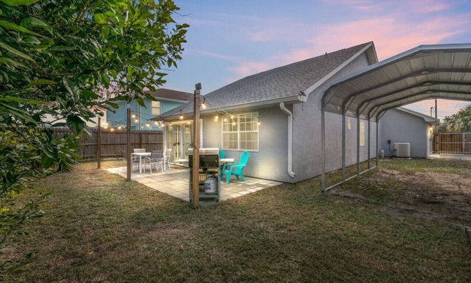 El Centro Beach House | StarfishBeachHouse: 2Blks2Bch, Outdoor Living, Dogs OK, FREE Daily Activities!