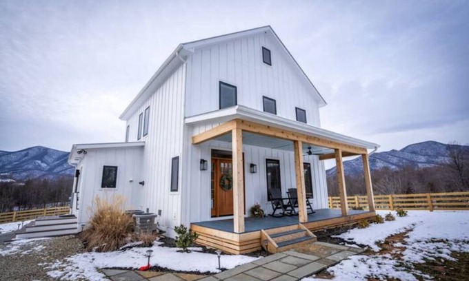 Roseland House | Stargazing on 12 Acres: Hot Tub 55"TV Fire Pit