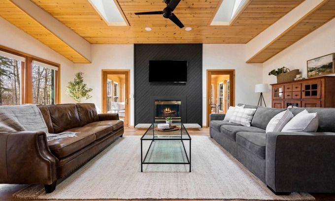 Sister Bay Cabin | Starkhaus: Modern Cabin, Walking Distance to DT SB