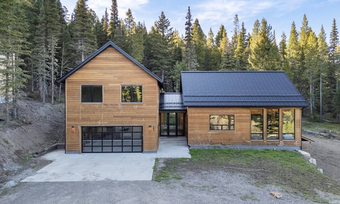 Bozeman Ski Chalet | Start Booking For Ski Season! nPine & Powder Ski House at Bridger Bowl
