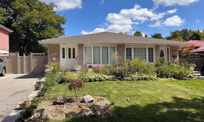 Richmond Hill House | Stay at a Greenery Neighborhood