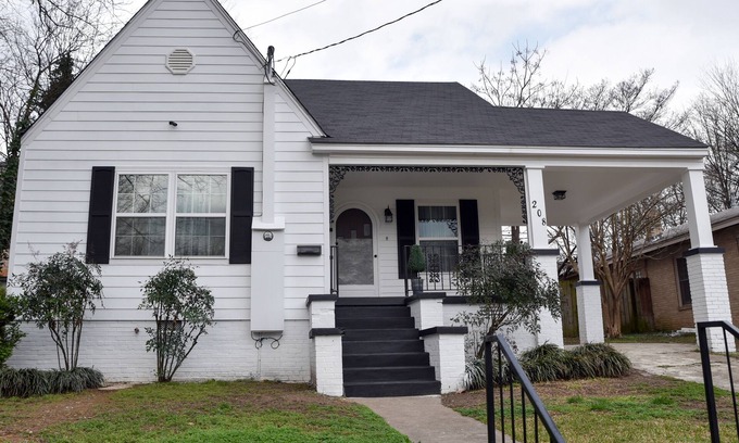 Hot Springs House | Stay at Spa City Cottage!