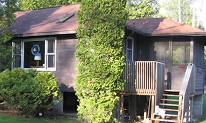 Baileys Harbor Cottage | Stay at this cozy cottage perfect for couples!
