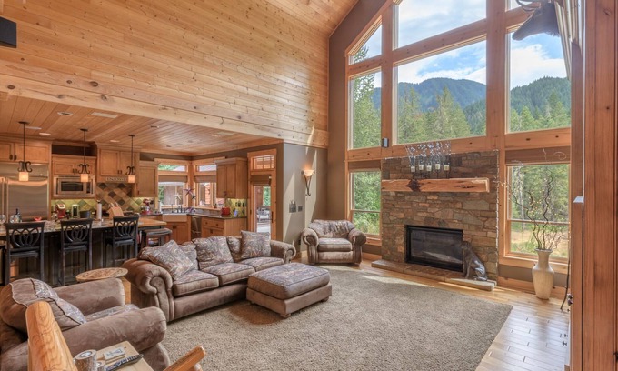 Rhododendron Cabin | Stay before 9/22 get the 3RD night FREE! Hot tub, secluded