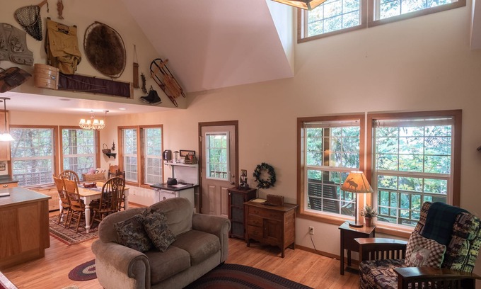 Rhododendron Cabin | Stay before 9/22 get the 3RD night FREE! Hot tub, river access A/C