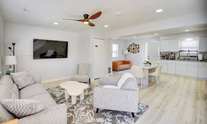 East Ocean View House | Stay By the Beach! Norfolk Duplex Half-Mi to Ocean