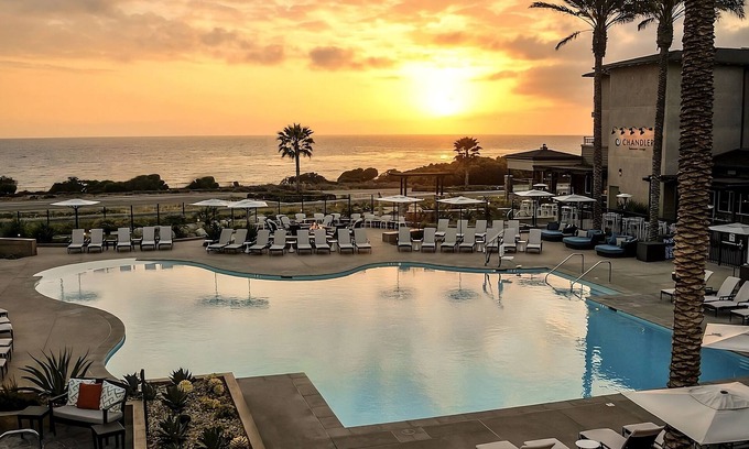Carlsbad Hotel | Stay Close to South State Beach: Outdoor Pool, Oceanview, Pets are Allowed!