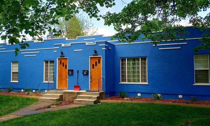 Garden District House | Stay in a Castle! Downtown! Best location! FREE Bikes & Kayak! 2024 Renovated!