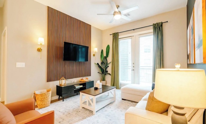 Tobin Hill Apartment | Stay in Luxury Just Steps Away From Fine Dining & Shopping, FREE Parking