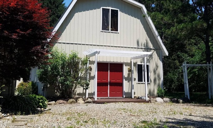 Lansing House | Stay in our Barn! Quiet country setting but still minutes from lansing