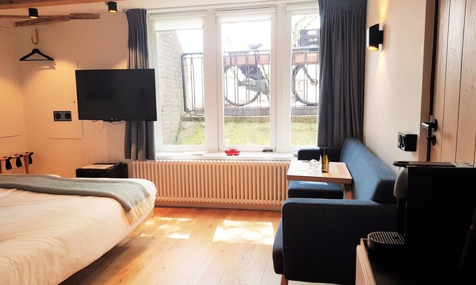 Oostelijke Eilanden en Kadijken Bed & Breakfast | Stay in our centrally located 18th century house. Contactless stay possible.