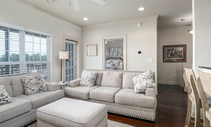 Tuscaloosa Condo | Stay in Style: Fabulous 2 Bedroom Condo Minutes from Campus with Covered Porch, Pool, and Gym!