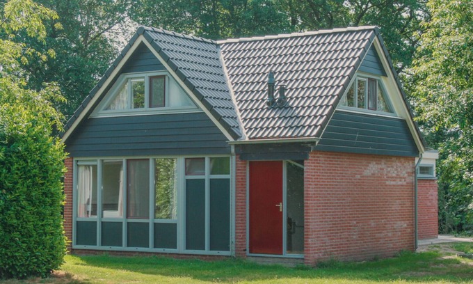 Nieuw Heeten House | Stay in the spacious Bungalow Palthe for 6 persons at Vakantiepark de Sallandshoeve and enjoy comfort and privacy in the woodlands of Overijssel.