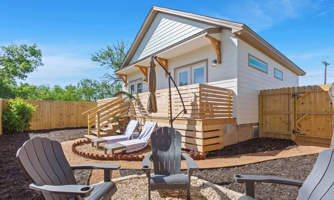 Waco House | Stay in this Brand-New Luxury Villa! Near Baylor University and Silos!