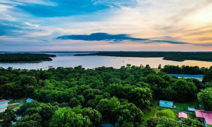 Checotah House | Stay Lakeshore - Serene landscape near water