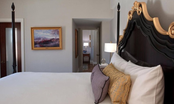 Historic Hill Apartment | Stay Minutes Away from Château-sur-Mer! Indoor Pool, Onsite Parking and Gym!
