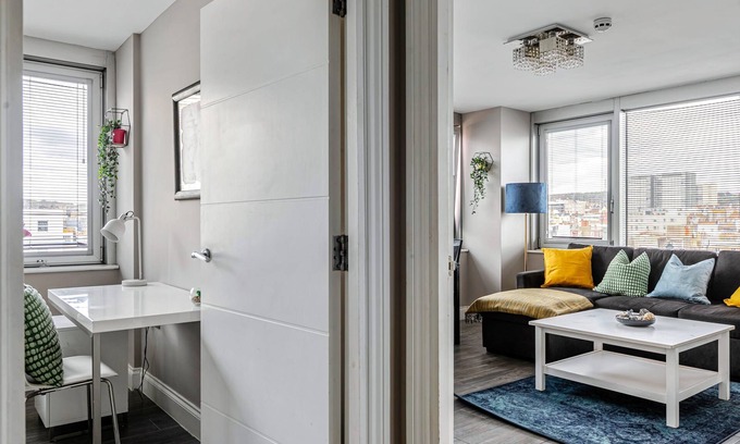 Brighton City Centre Apartment | Stay Next to Pier and Brighton Beach City View
