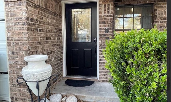 Woodway House | Stay on Rey- Charming 3-bedroom/2 bath house with office space in beautiful Waco