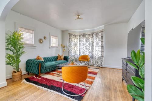 Hosford-Abernethy Apartment | Stay Portland Collection - Lively 2BR Old Hollywood Apt - 92 WalkScore