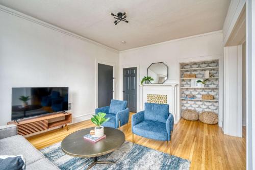 Buckman Neighborhood Apartment | Stay Portland - La Casa Burnside - Local Eateries, Shops, and Bars