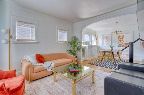 Hosford-Abernethy Apartment | Stay Portland - Warhol Suite - Art Deco Apartment - 92 WalkScore
