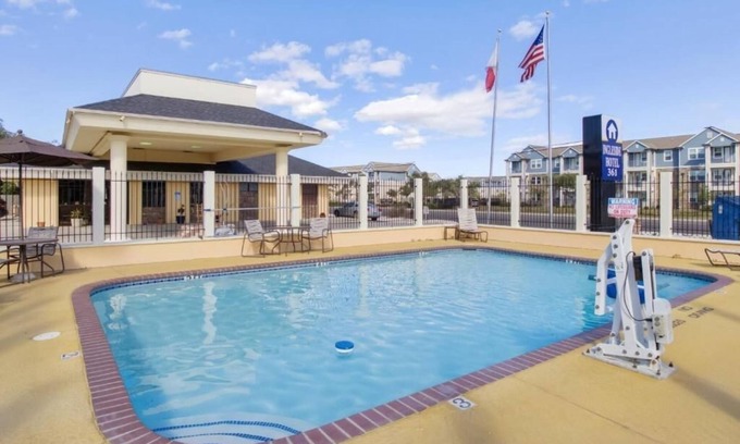 Ingleside Hotel | Stay Steps from Texas Aquarium + Outdoor Pool & Free Breakfast