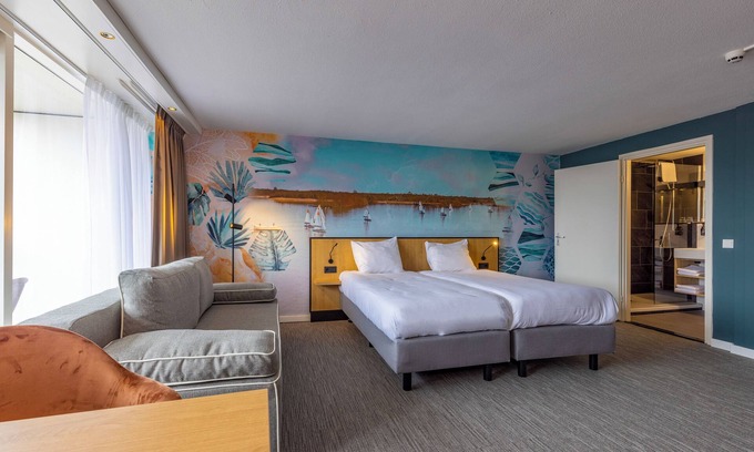 Oud-Loosdrecht Hotel | Stay Steps from the Marina with Nature Trails and Locally Inspired Dining
