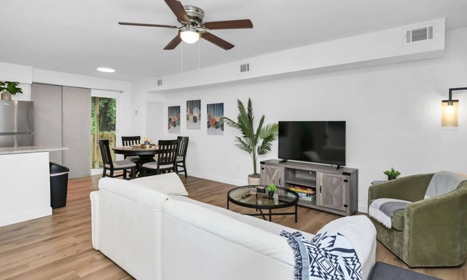 Columbia Apartment | Stay West Side | 2 BR | Minutes from Downtown