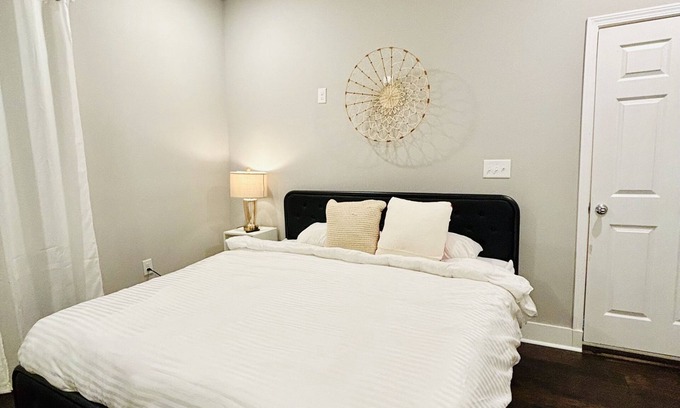 Lithonia House | Stay with Jenny in a cozy king-size bed in Lithonia