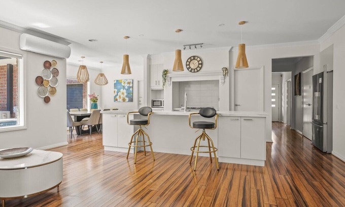 Officer House | StayAU 4BRM Modern Urban Holiday Home