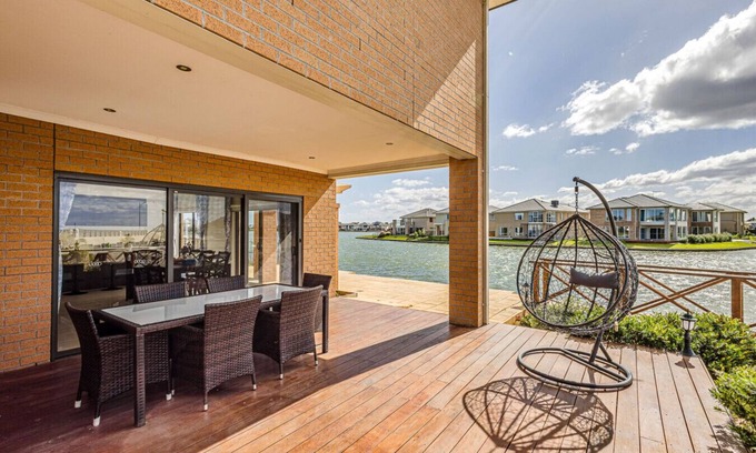 Point Cook House | StayAU 5BR Contemporary Getaway Point Cook