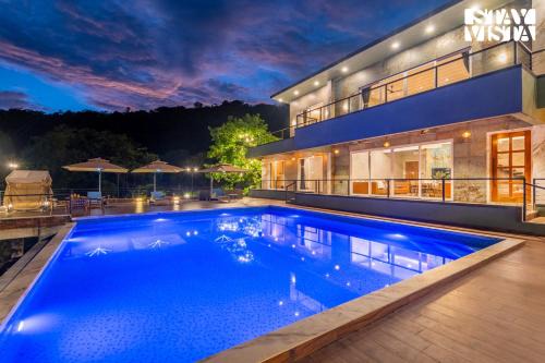 Lonavala Villa | StayVista at La Belleza with Infinity Pool & Lake View Alfresco Dining