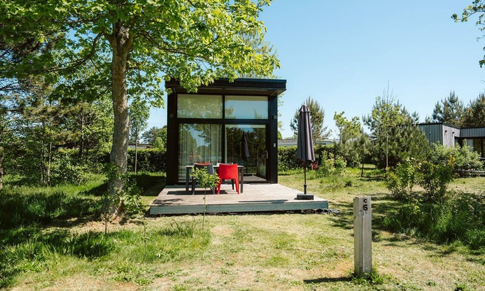 Ouddorp Ski Chalet | Steel and wood give character to this holiday home for four people.