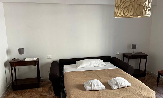 Salario House | Stendardi's House - Stanza 1 Bagno Esterno