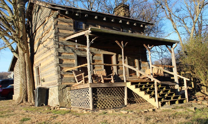 Jonesborough Cabin | Step back in time a charming 1880 historic cabin